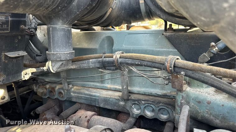 image for item EN0675 1993 Kenworth T600 semi truck