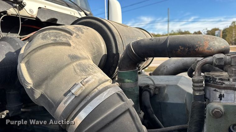 image for item EN0675 1993 Kenworth T600 semi truck