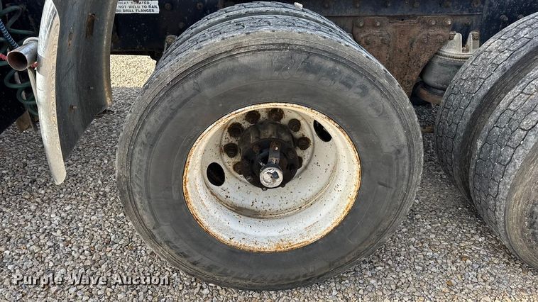 image for item EN0675 1993 Kenworth T600 semi truck