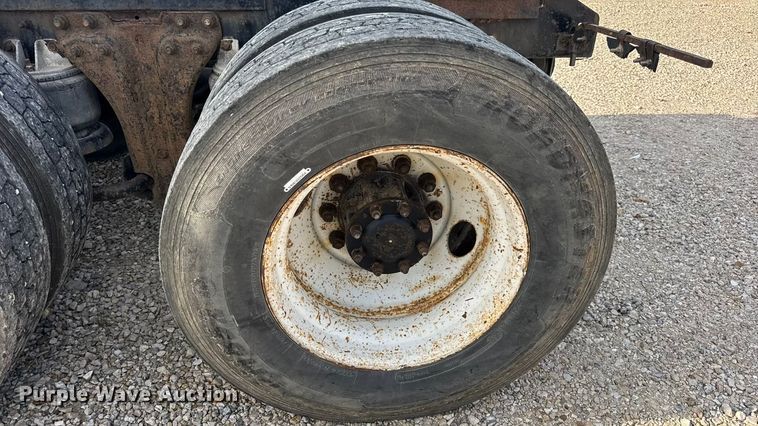 image for item EN0675 1993 Kenworth T600 semi truck