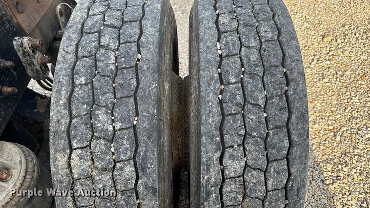 image for item EN0675 1993 Kenworth T600 semi truck