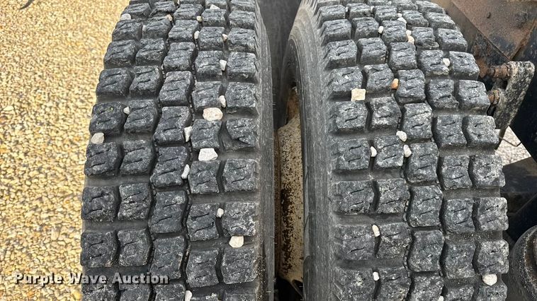 image for item EN0675 1993 Kenworth T600 semi truck