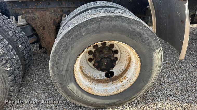 image for item EN0675 1993 Kenworth T600 semi truck