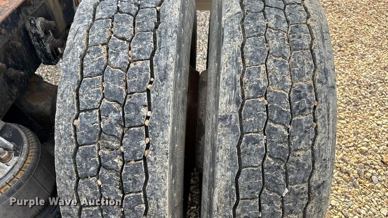 image for item EN0675 1993 Kenworth T600 semi truck