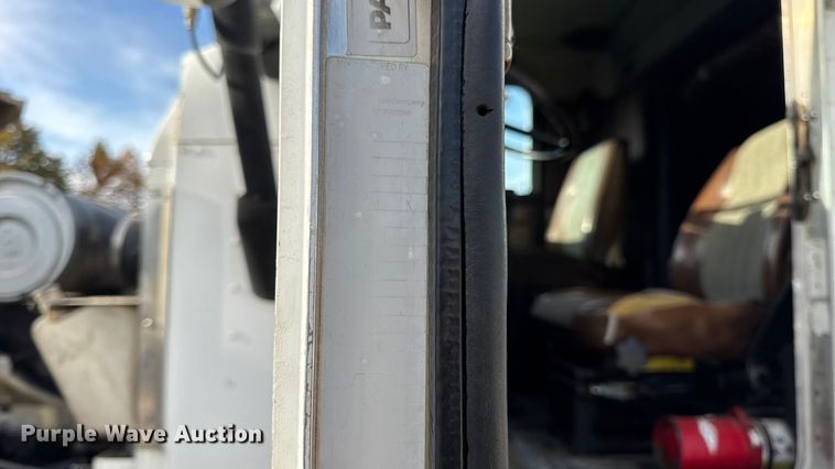 image for item EN0675 1993 Kenworth T600 semi truck