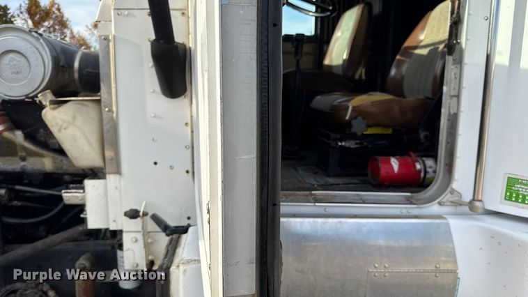 image for item EN0675 1993 Kenworth T600 semi truck