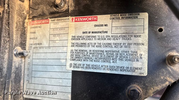 image for item EN0675 1993 Kenworth T600 semi truck