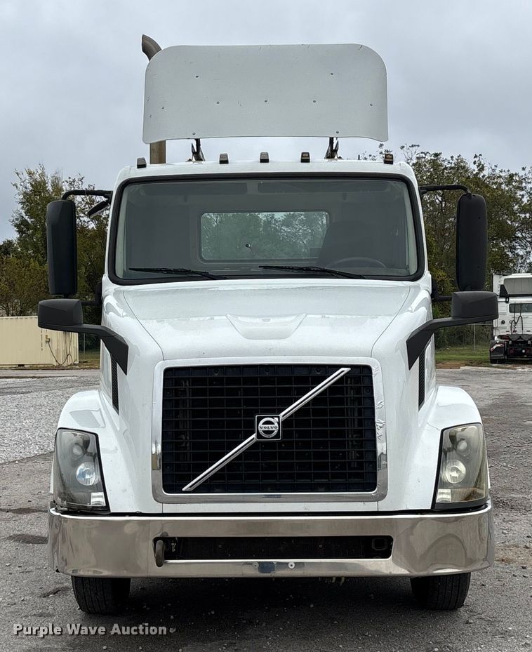 image for item EN5737 2016 Volvo VNL semi truck