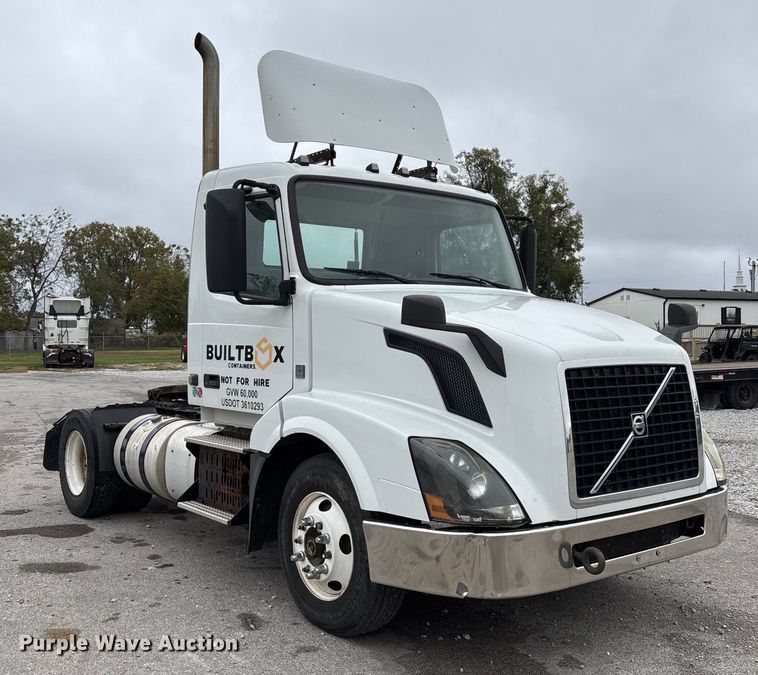 image for item EN5737 2016 Volvo VNL semi truck