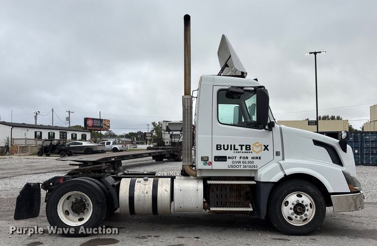 image for item EN5737 2016 Volvo VNL semi truck