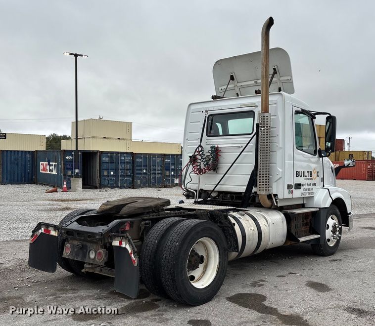 image for item EN5737 2016 Volvo VNL semi truck