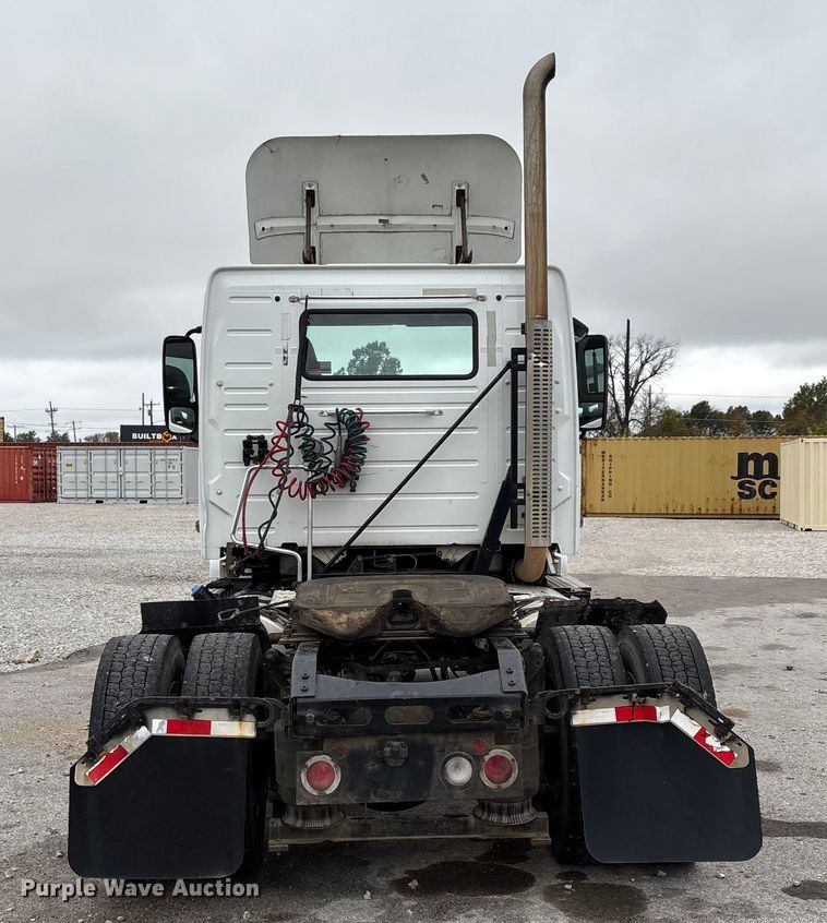 image for item EN5737 2016 Volvo VNL semi truck
