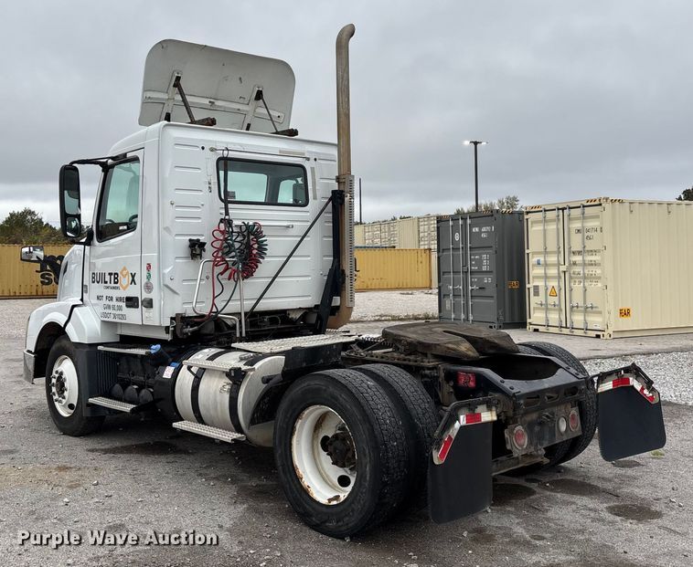 image for item EN5737 2016 Volvo VNL semi truck