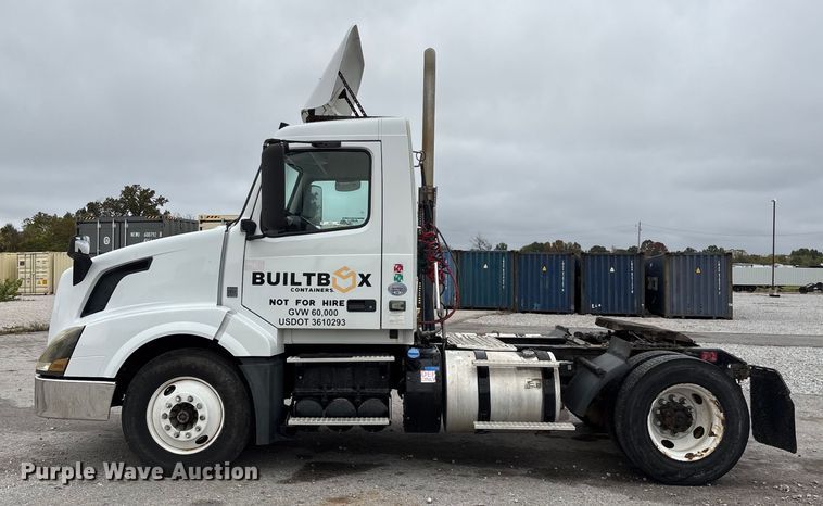 image for item EN5737 2016 Volvo VNL semi truck