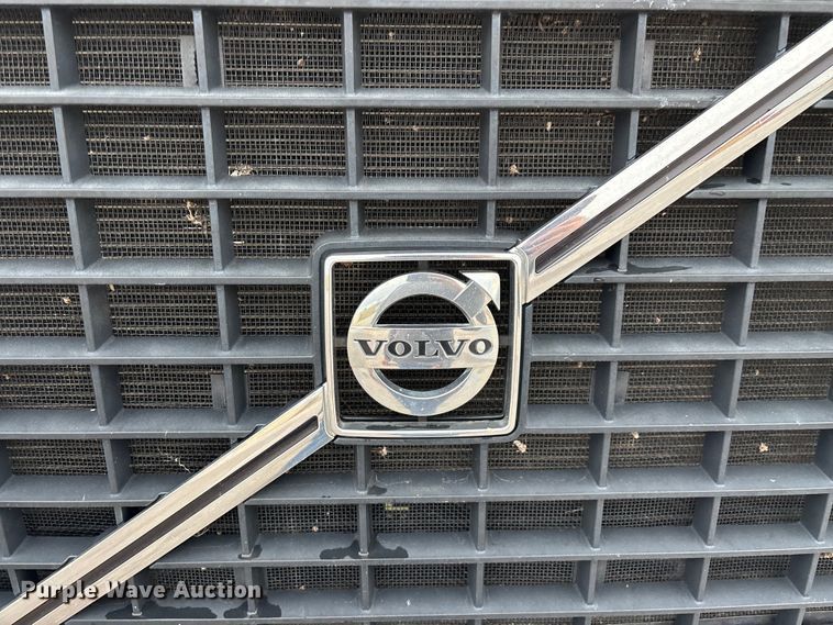 image for item EN5737 2016 Volvo VNL semi truck