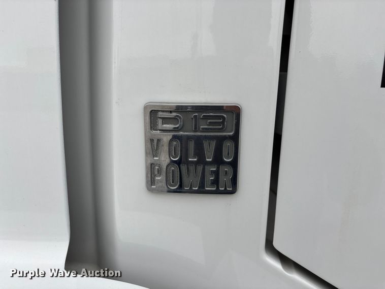 image for item EN5737 2016 Volvo VNL semi truck