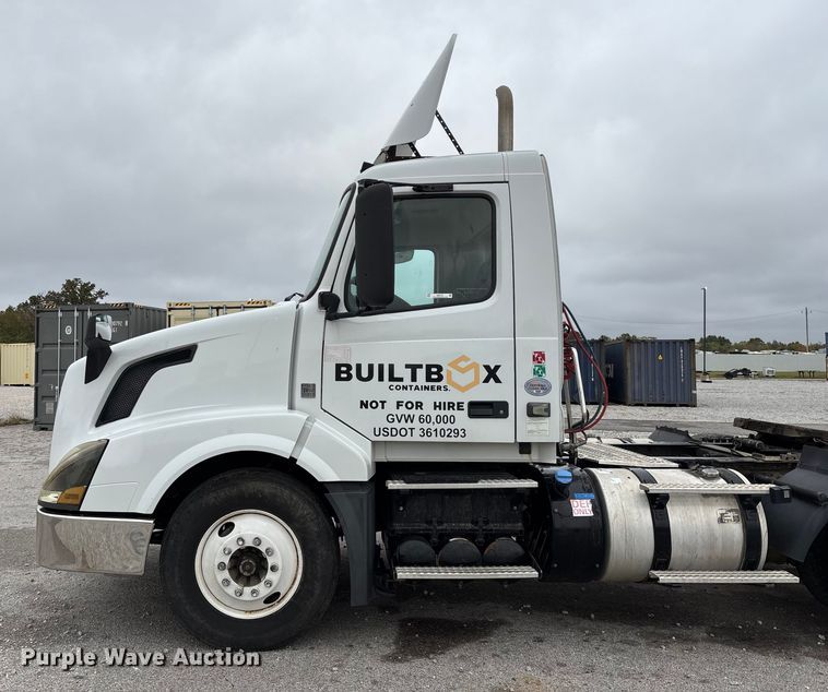 image for item EN5737 2016 Volvo VNL semi truck