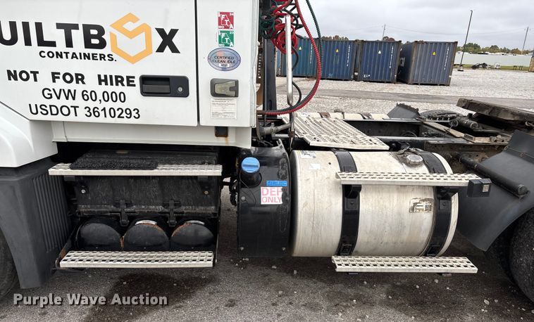 image for item EN5737 2016 Volvo VNL semi truck