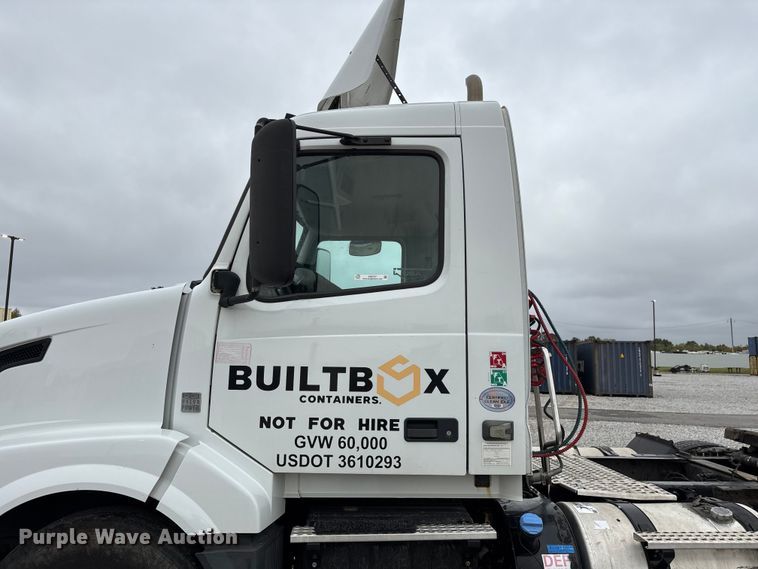 image for item EN5737 2016 Volvo VNL semi truck