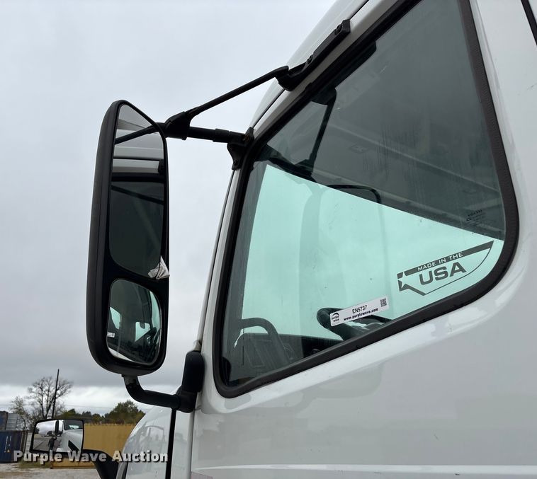 image for item EN5737 2016 Volvo VNL semi truck