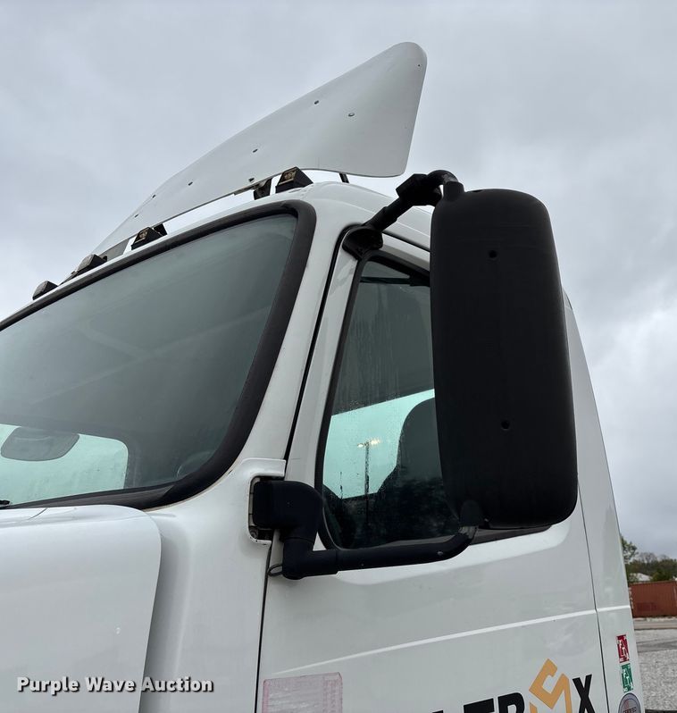 image for item EN5737 2016 Volvo VNL semi truck