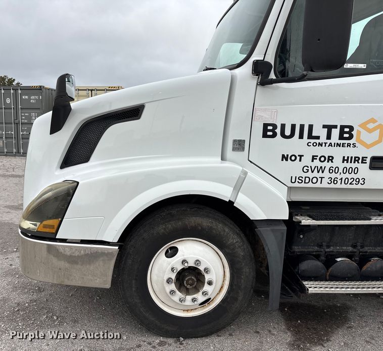 image for item EN5737 2016 Volvo VNL semi truck