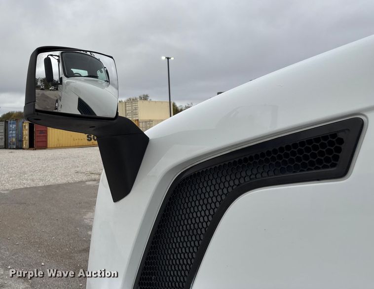 image for item EN5737 2016 Volvo VNL semi truck