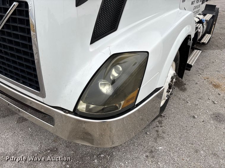 image for item EN5737 2016 Volvo VNL semi truck