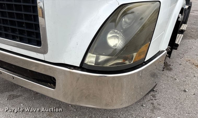 image for item EN5737 2016 Volvo VNL semi truck