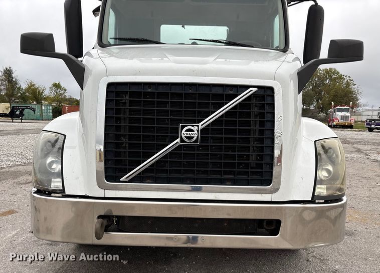 image for item EN5737 2016 Volvo VNL semi truck