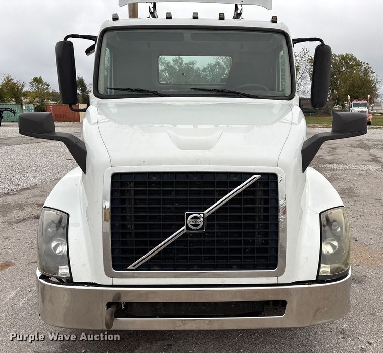 image for item EN5737 2016 Volvo VNL semi truck