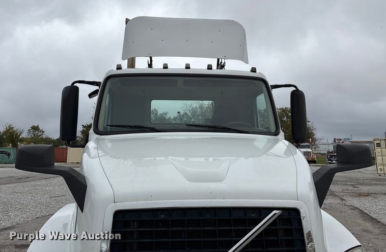 image for item EN5737 2016 Volvo VNL semi truck