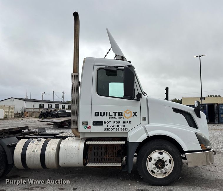 image for item EN5737 2016 Volvo VNL semi truck