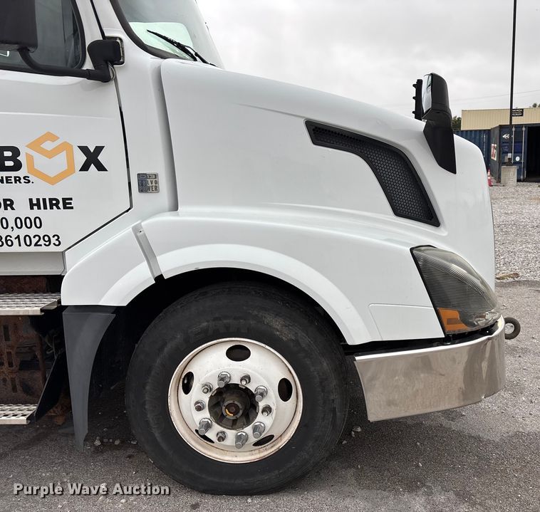 image for item EN5737 2016 Volvo VNL semi truck