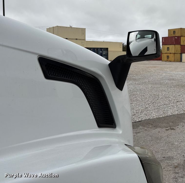 image for item EN5737 2016 Volvo VNL semi truck