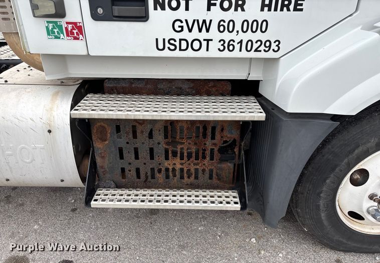 image for item EN5737 2016 Volvo VNL semi truck