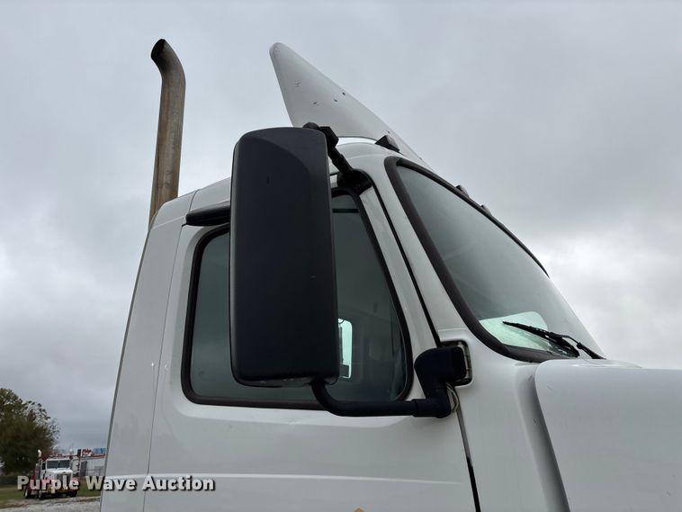 image for item EN5737 2016 Volvo VNL semi truck
