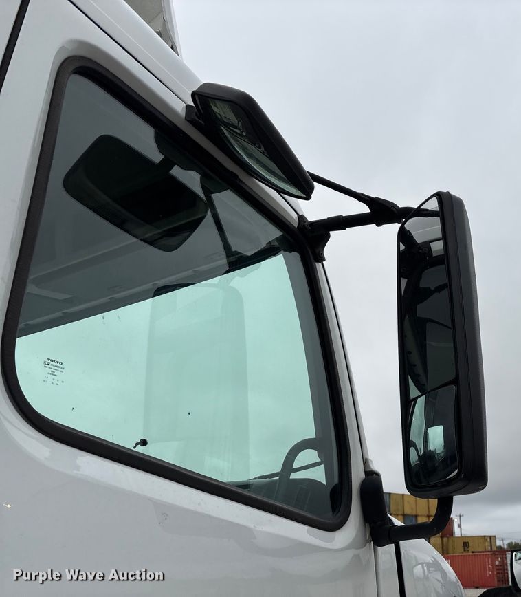 image for item EN5737 2016 Volvo VNL semi truck