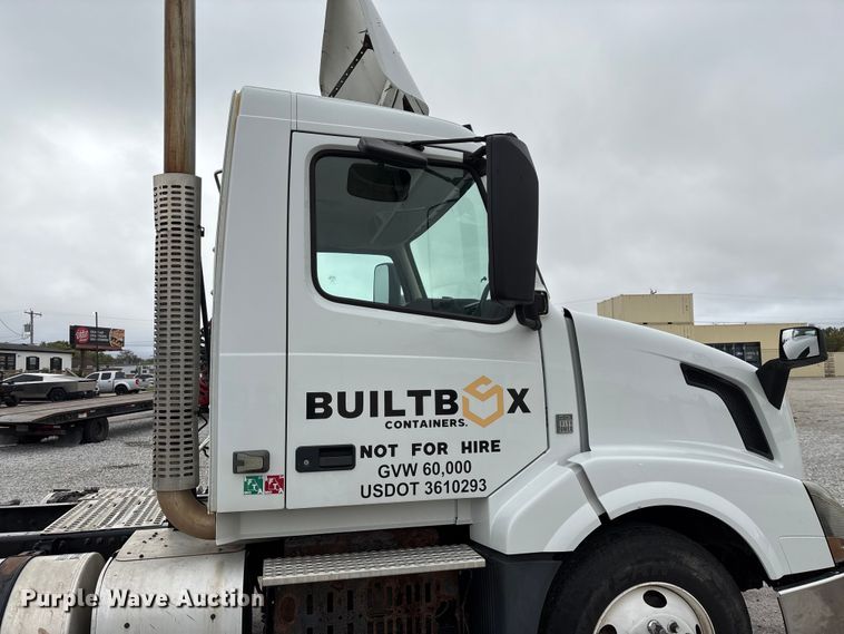 image for item EN5737 2016 Volvo VNL semi truck