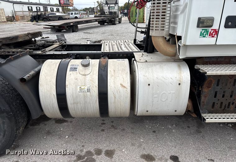 image for item EN5737 2016 Volvo VNL semi truck