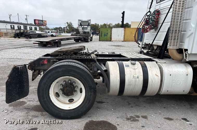 image for item EN5737 2016 Volvo VNL semi truck