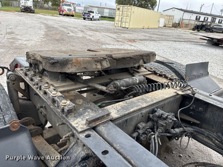 image for item EN5737 2016 Volvo VNL semi truck