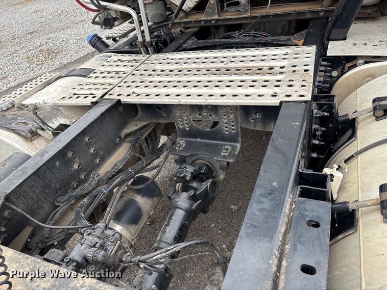 image for item EN5737 2016 Volvo VNL semi truck