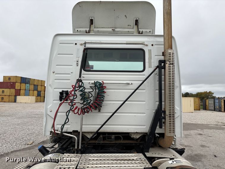 image for item EN5737 2016 Volvo VNL semi truck