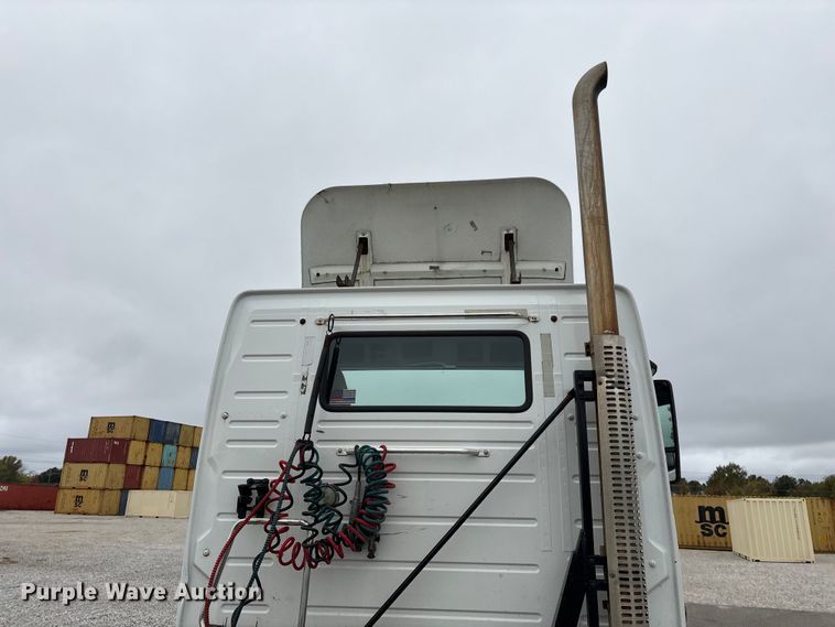 image for item EN5737 2016 Volvo VNL semi truck