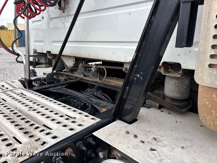 image for item EN5737 2016 Volvo VNL semi truck