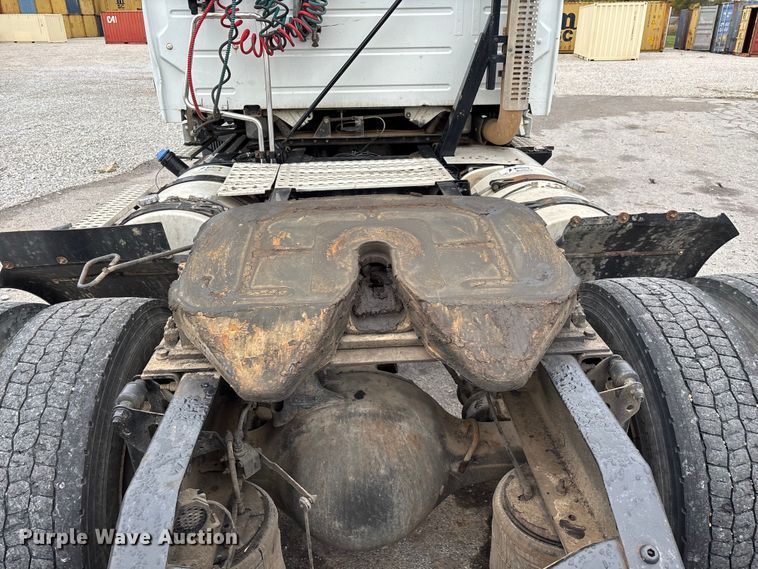 image for item EN5737 2016 Volvo VNL semi truck