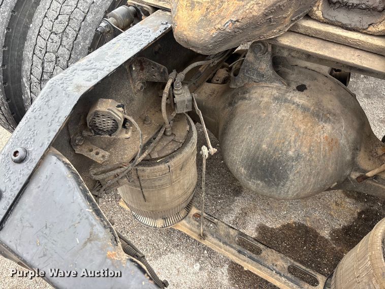 image for item EN5737 2016 Volvo VNL semi truck