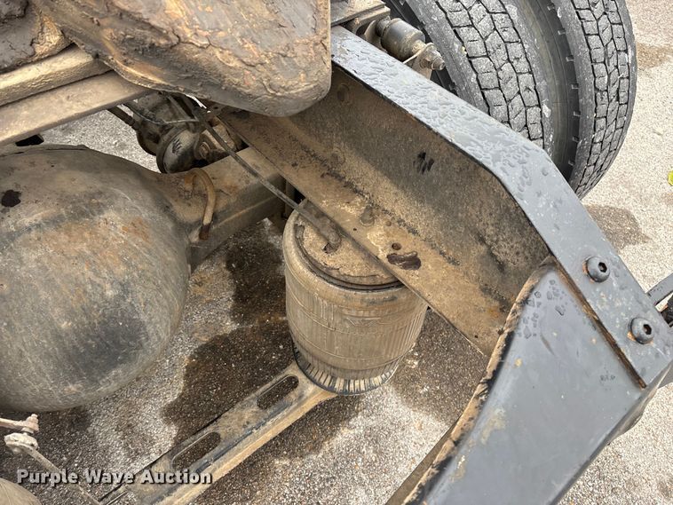 image for item EN5737 2016 Volvo VNL semi truck