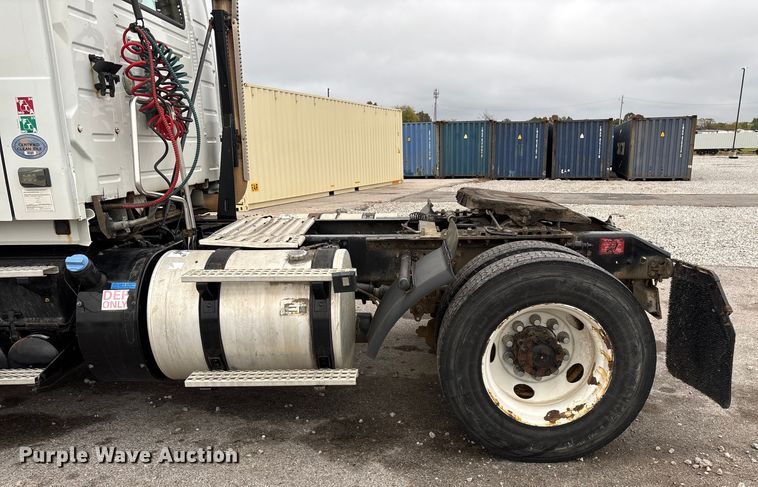 image for item EN5737 2016 Volvo VNL semi truck